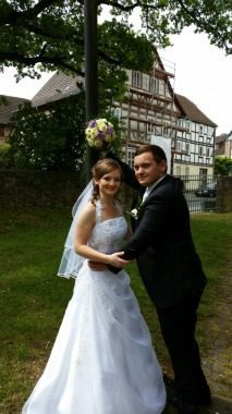 Im Internet kann man wohl den Partner fürs Leben finden!  - Partner fürs Leben - Weit entfernt, jung geheiratet, Gott hat einen Plan